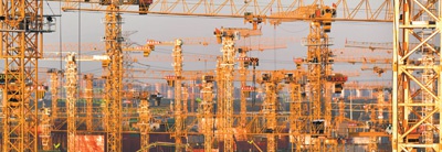 河北雄安新区从规划设计阶段转入工程建设阶段，城市面貌日新月异。图为2020年10月的雄安新区施工现场，工程建设紧张有序，楼宇拔地而起。