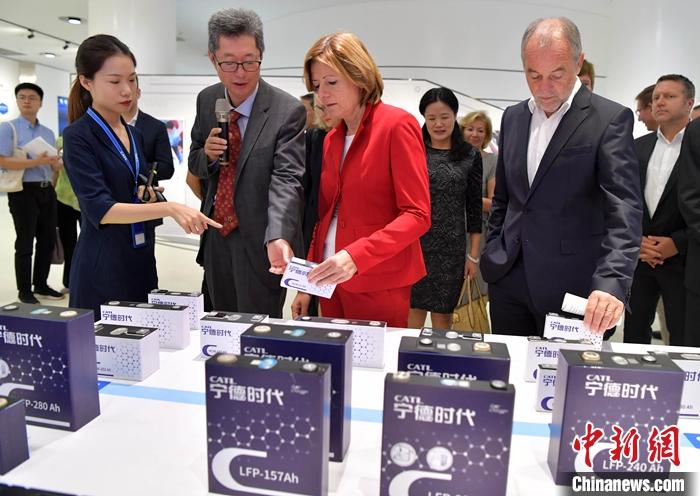 资料图为福建宁德，外宾在宁德时代新能源科技股份有限公司内参观。<a target='_blank' href='/'>中新社</a>记者 张斌 摄